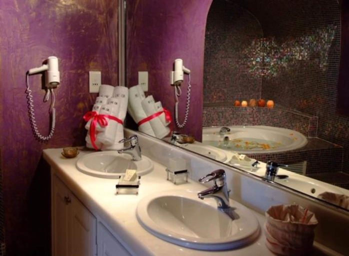 Bathroom, Emborio Central Villas, South Aegean