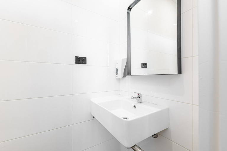 Bathroom 10