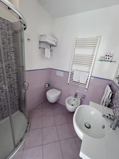 Bathroom 5, Bella Tropea Accommodation, Vibo Valentia