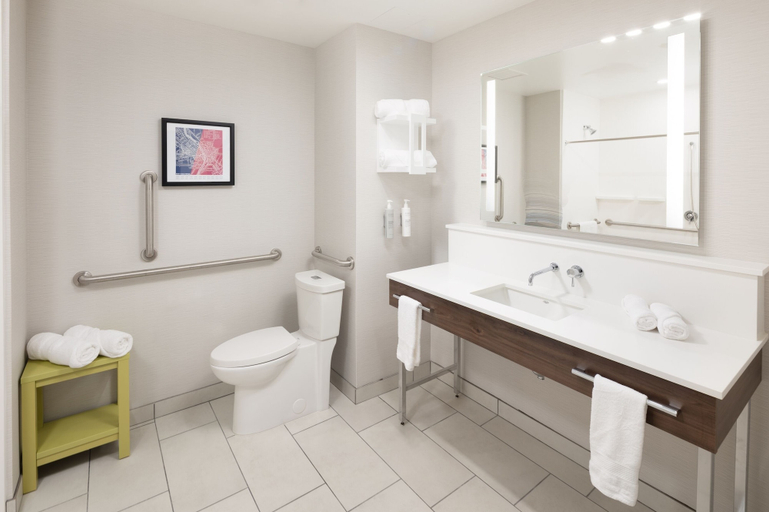 Bathroom 4, Hampton Inn & Suites Rochester Downtown, Monroe