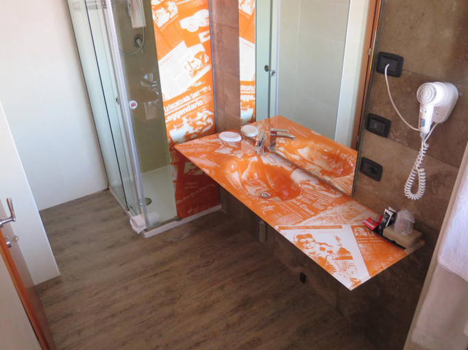 Bathroom 5, Planet Hotel, Modena