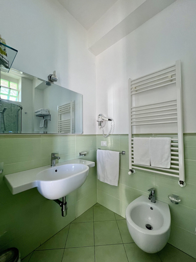 Bathroom 5, Bella Tropea Accommodation, Vibo Valentia
