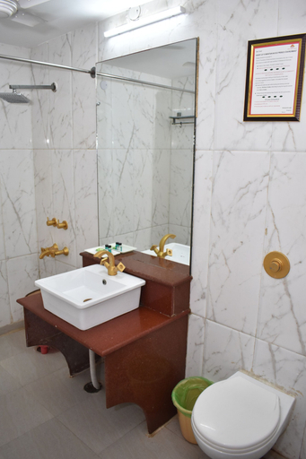 Bathroom 5, Foxoso Taj View Hotel, Agra