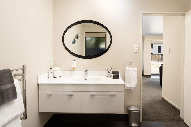 Bathroom 5, Centre Court Motel, Marlborough
