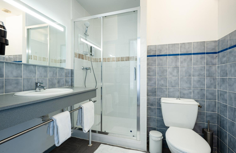 Bathroom 2, Hotel Kyriad Nuits Saint Georges, Côte-d'Or
