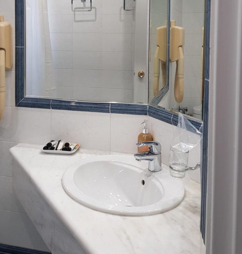 Bathroom 4, Savoy Hotel, Attica