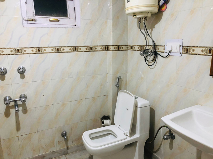 Bathroom 3, Shreshtam Lakhnpal Resort, Kullu