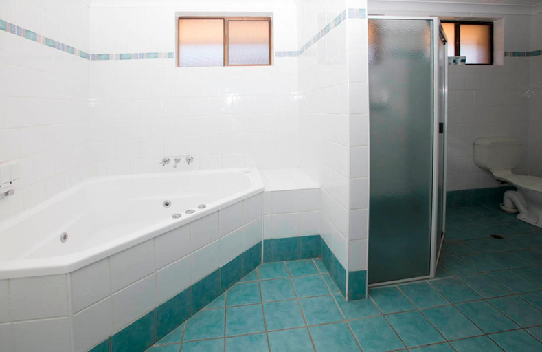 Bathroom 3, James Street Motor Inn, Toowoomba - Central