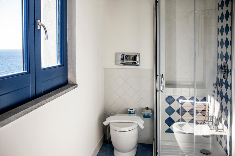Bathroom 4, Cutimare, Messina