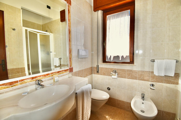 Bathroom 3, Cossyra Hotel, Trapani