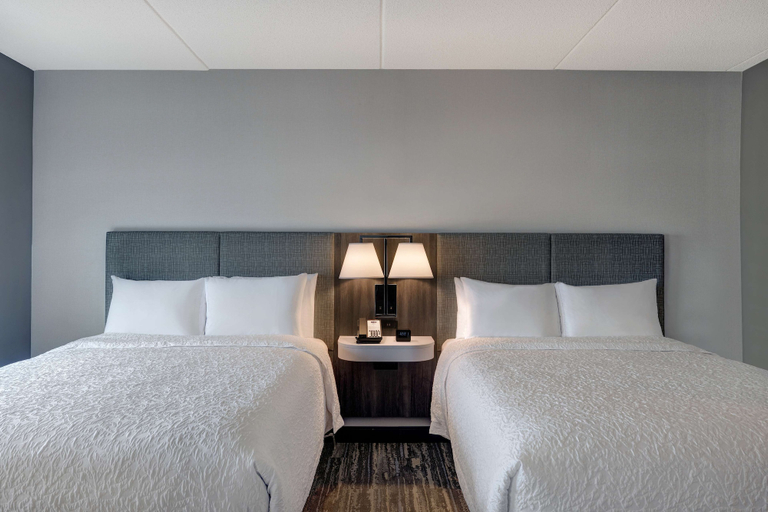 Bedroom 4, Hampton Inn & Suites by Hilton Burlington Toronto, Halton
