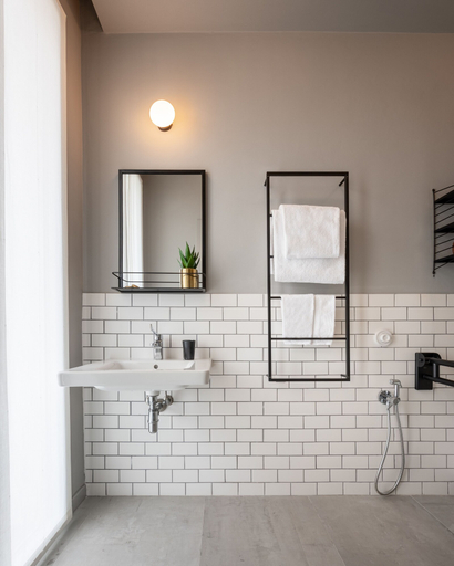 Bathroom 5, Homie, Rimini
