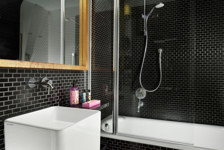 Bathroom 5, Hotel Pulitzer, Rome