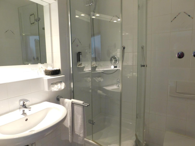 Bathroom 2, Hotel KonradP Holzkirchen, Miesbach