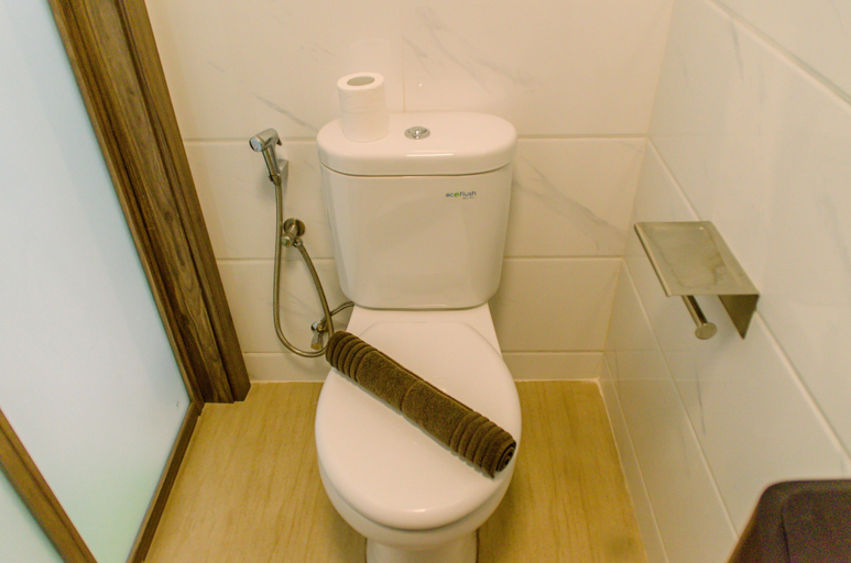 Bathroom 4, Cozy and Simply Studio at Sky House BSD Apartment, Tangerang Selatan