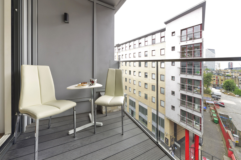 Others 4, Spacious Flat Near South Bank by Underthedoormat, London