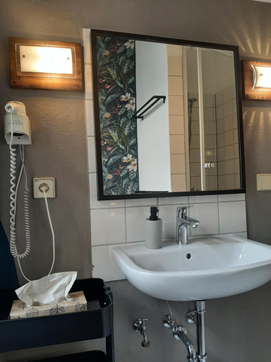 Bathroom 5, Hostel Lollis Homestay Dresden, Dresden