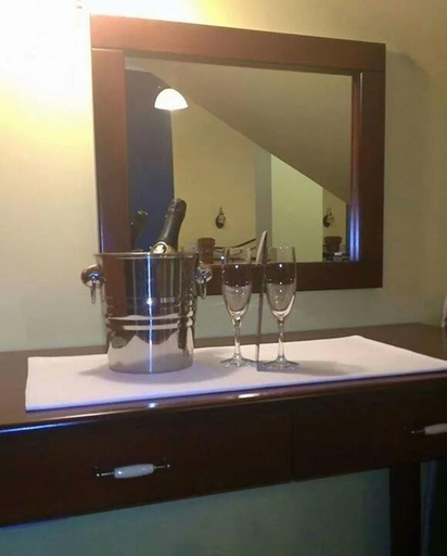 Others 3, Hotel Laguna