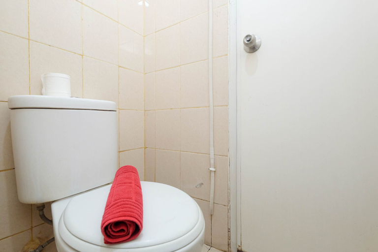 Bathroom 5, Comfortable and Clean Studio Green Palace Kalibata Apartment, South Jakarta