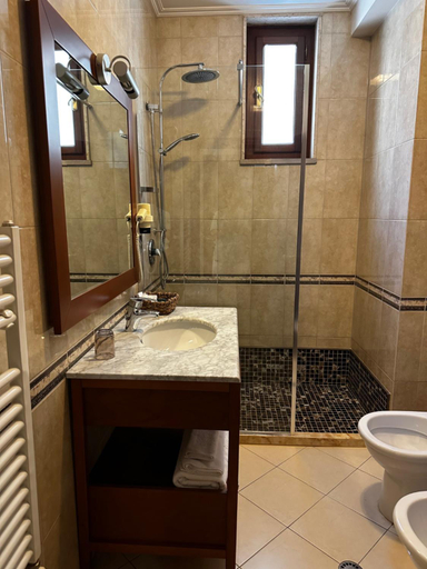 Bathroom 4, Dinasty Hotel, Tiranës