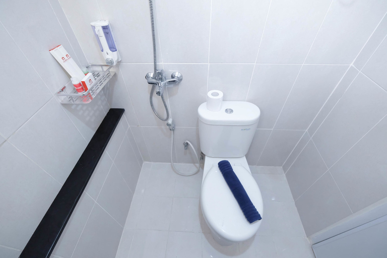 Bathroom 4, Cozy 2BR Bassura City Apartment, Jakarta Timur