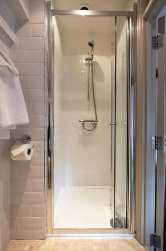 Bathroom 3, The Ship at Dunwich, Suffolk