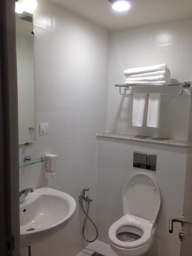 Bathroom 4, Ginger Bhubaneshwar, Khordha