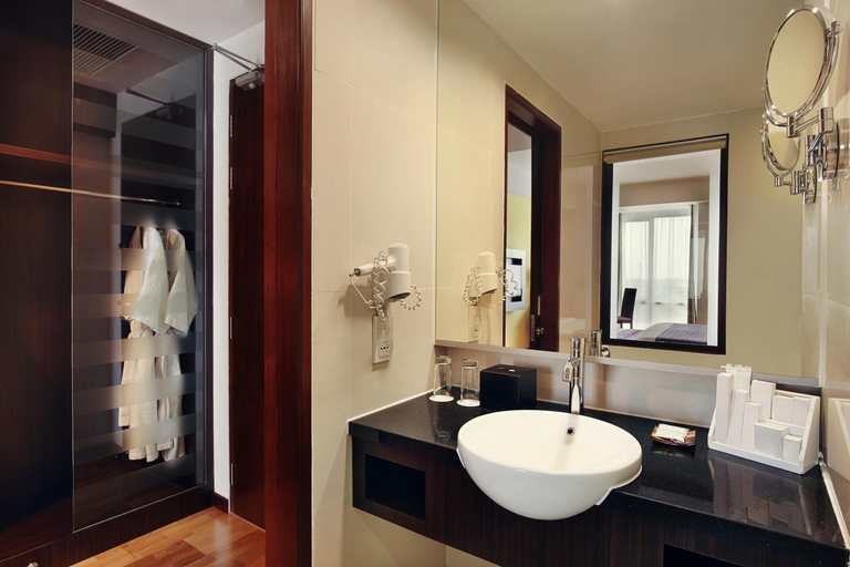 Bathroom 5, Mercure Pontianak City Center, Pontianak