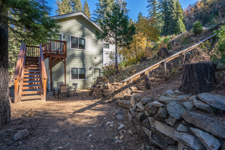 Exterior & Views 1, Yosemite Woods - Charming Upper Unit in Ynp!, Mariposa