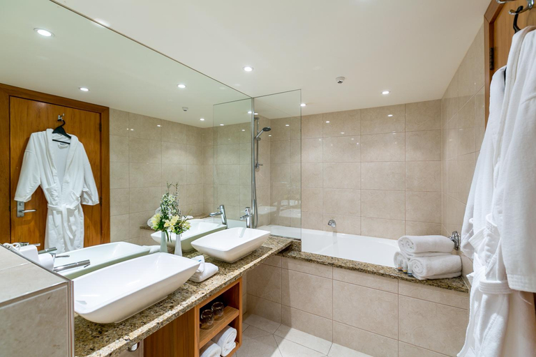 Bathroom 3, Plymouth International, New Plymouth