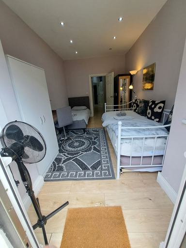 Others 5, Comfy Fenia Stay, London