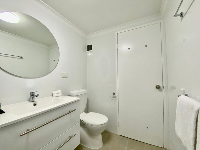 Bathroom 5, Cairns Beach Resort, Cairns