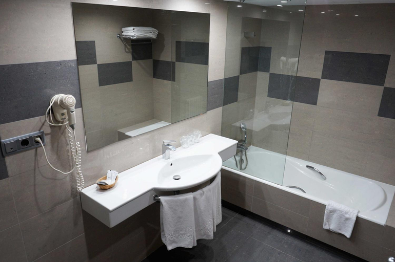Bathroom 5, Hotel Cesaraugusta, Zaragoza
