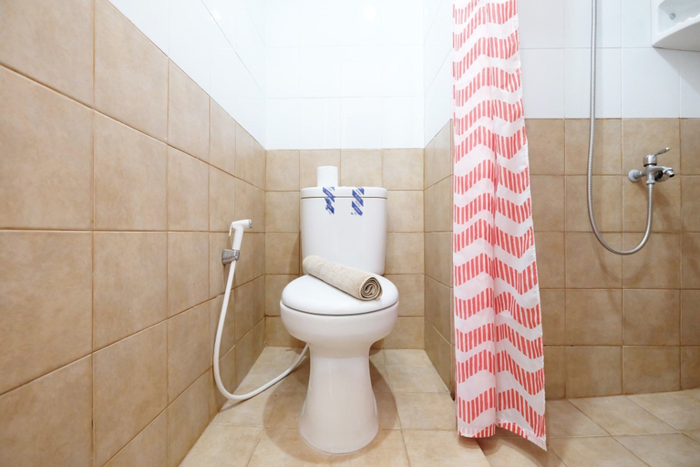 Bathroom 4, Green Pramuka City Apartment, Jakarta Timur