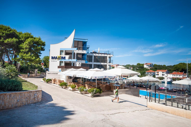 Others 5, Hotel Maxim, Sali