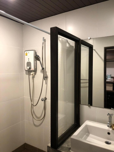 Bathroom 3, Baantalay Thungwualaen Hotel, Pathiu