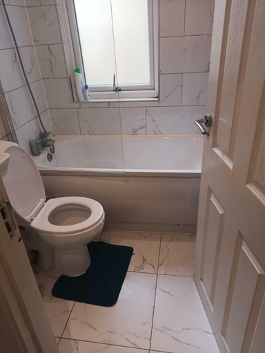 Bathroom 3, Comfy Fenia Stay, London