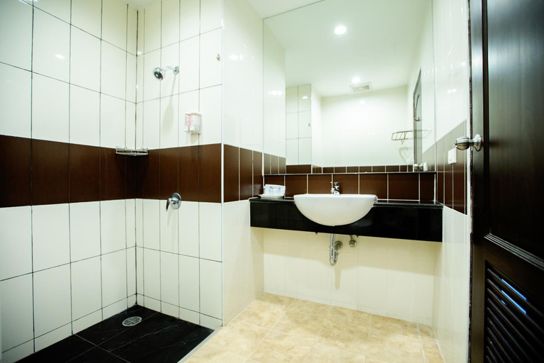 Bathroom 5, Phanomrungpuri Hotel, Nang Rong