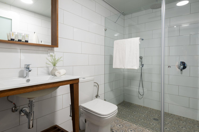 Bathroom 4, Embassy Hotel Tel Aviv