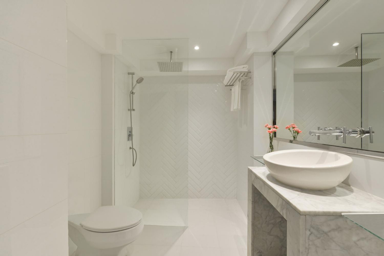 Bathroom 26