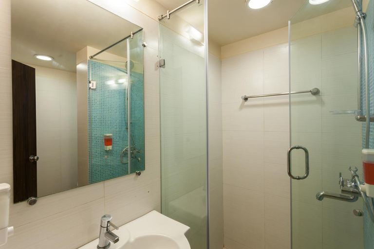 Bathroom 3, Ginger Surat, Surat