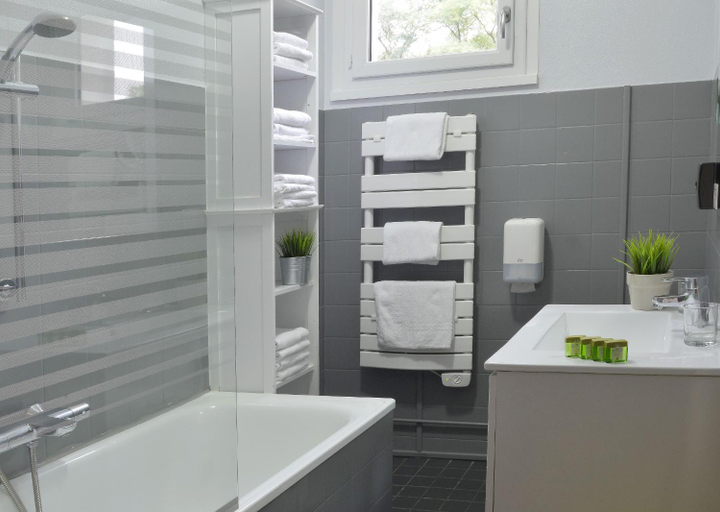 Bathroom 4, Logis Hotel Le Prieure, Indre