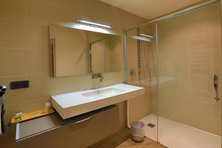 Bathroom 3, Logis auberge du Vigneron, Aude