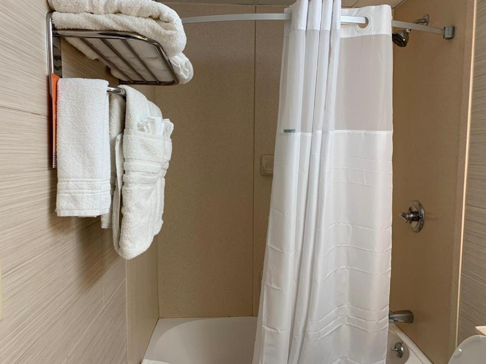 Bathroom 4, Howard Johnson by Wyndham North Bergen, North Bergen
