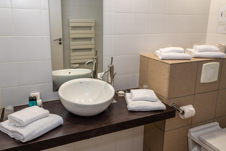 Bathroom 3, Mercure Agen Centre, Lot-et-Garonne