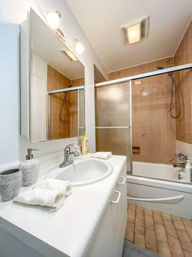 Bathroom 2, Le Plateau Boutique Apart Hotel, Montréal