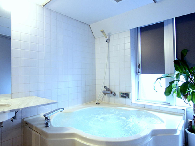 Bathroom 13