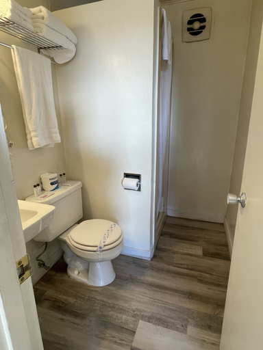 Bathroom 3, Holiday Motel, Grays Harbor