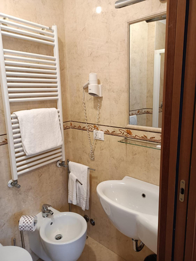Bathroom 3, Hotel Scandinavia, Venezia