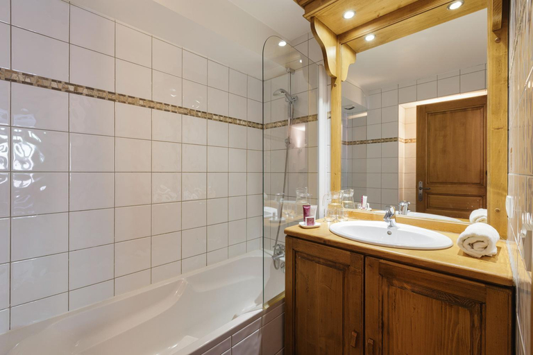 Bathroom 5, Residence and Spa Vallorcine Mont-Blanc, Haute-Savoie